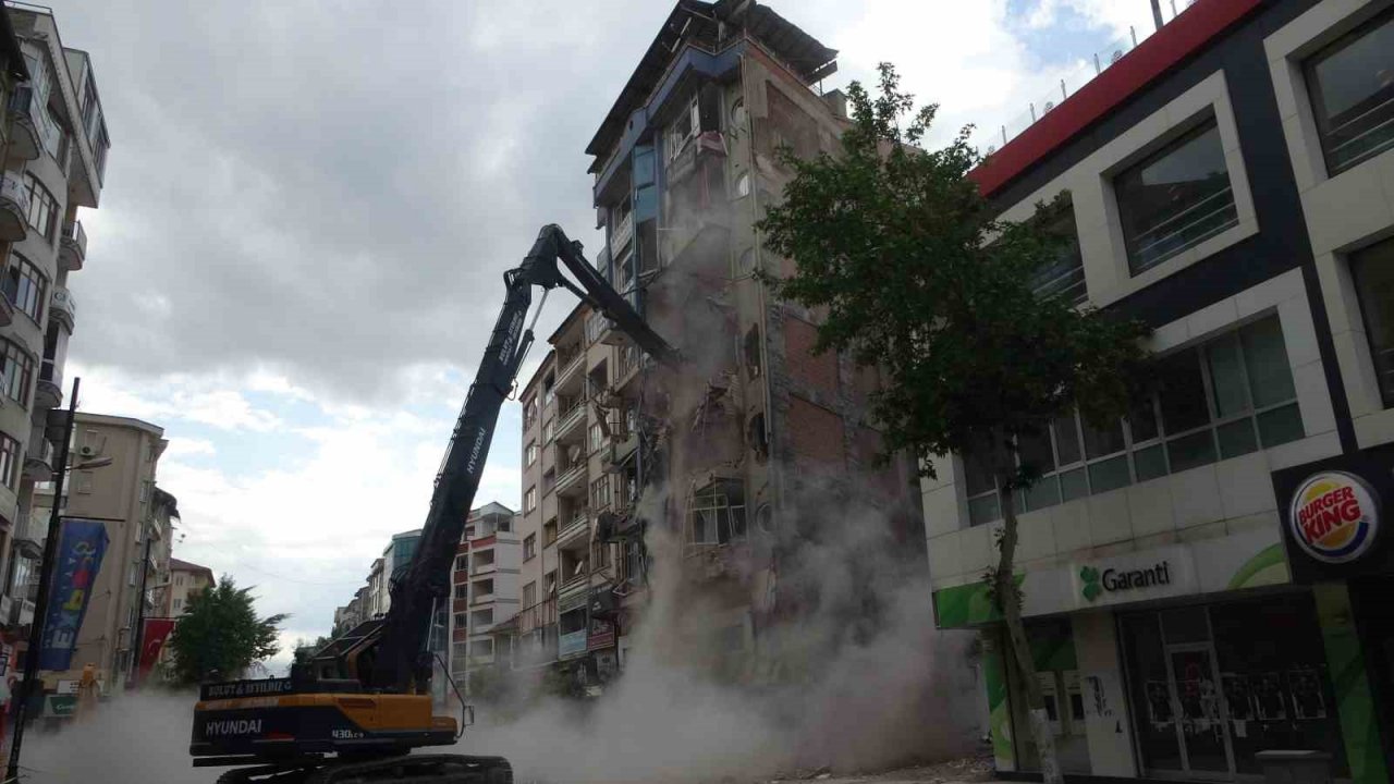 Ağır hasarlı binanın yıkımını film gibi izlediler