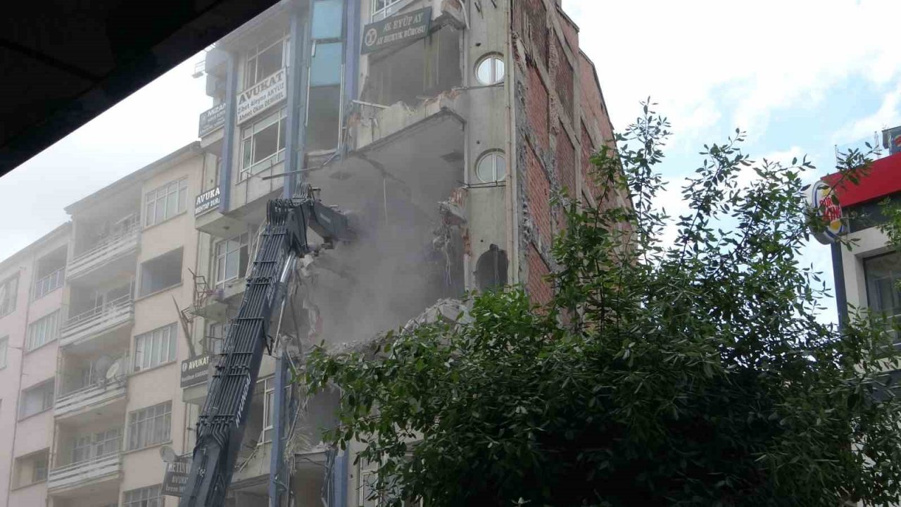 Ağır hasarlı binanın yıkımını film gibi izlediler