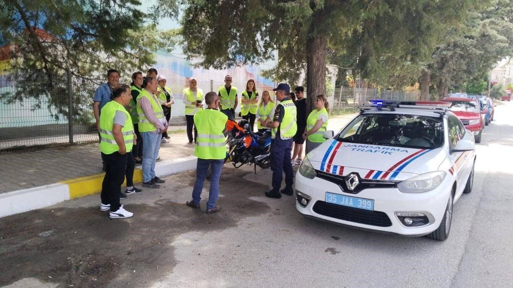 İzmir’de jandarma 300 reflektif yelek dağıttı