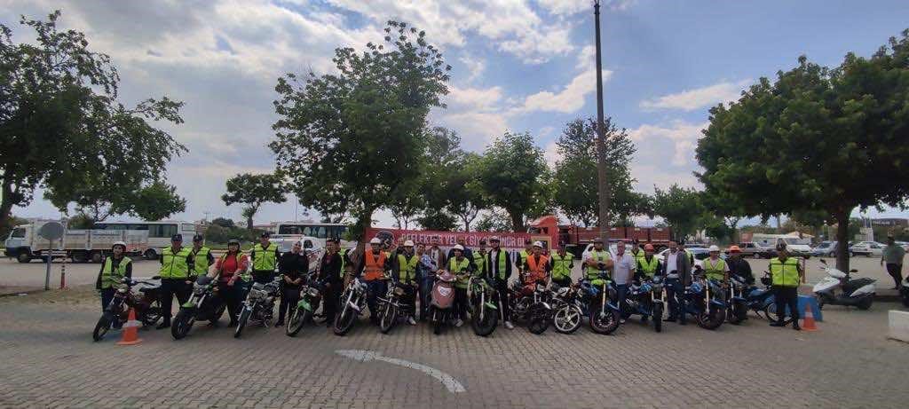 İzmir’de jandarma 300 reflektif yelek dağıttı