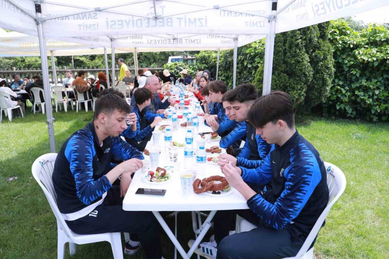 İzmitliler "Gençlik Yürüyüşü" ile bir kez daha bayram kutladı