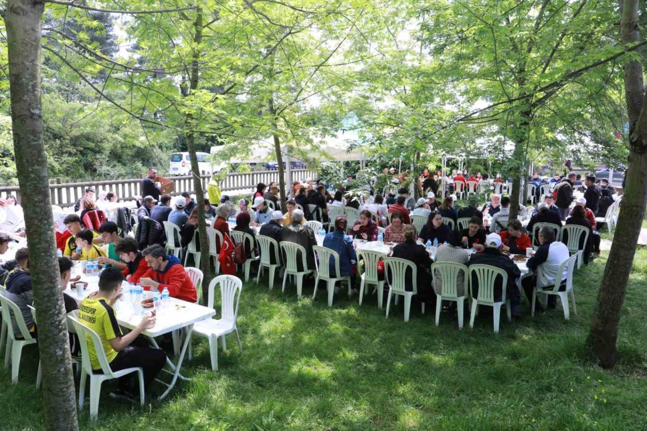 İzmitliler "Gençlik Yürüyüşü" ile bir kez daha bayram kutladı