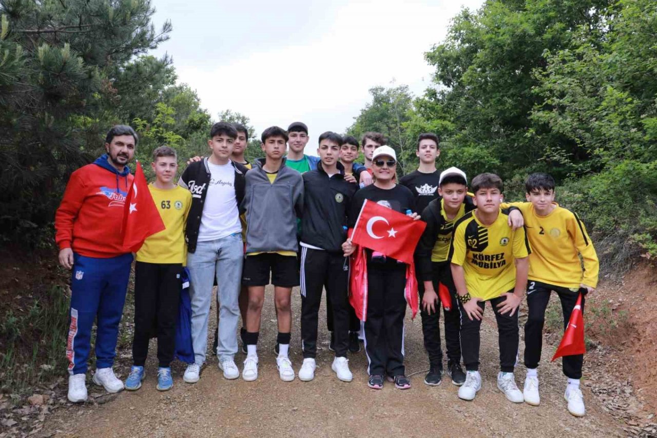 İzmitliler "Gençlik Yürüyüşü" ile bir kez daha bayram kutladı