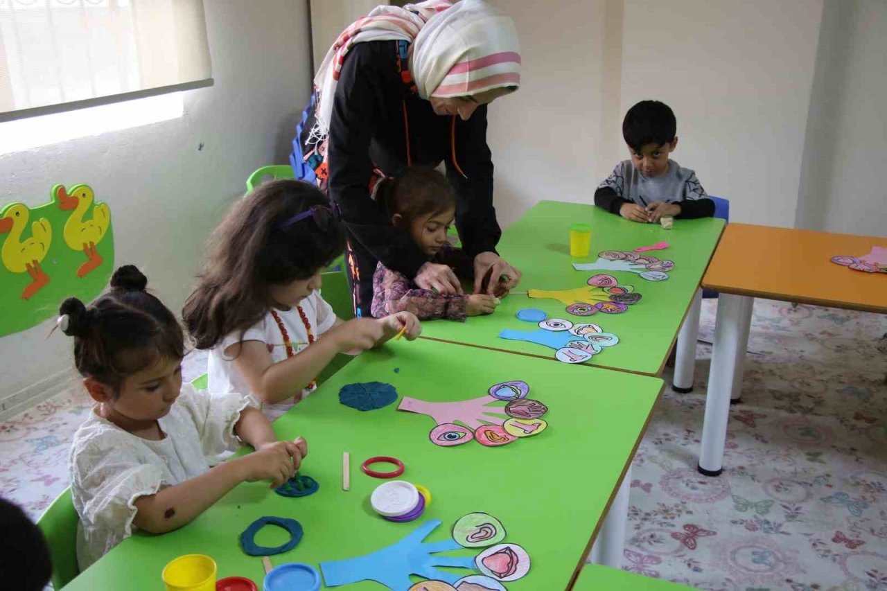 Kadınlar öğrenirken çocukları da eğleniyor