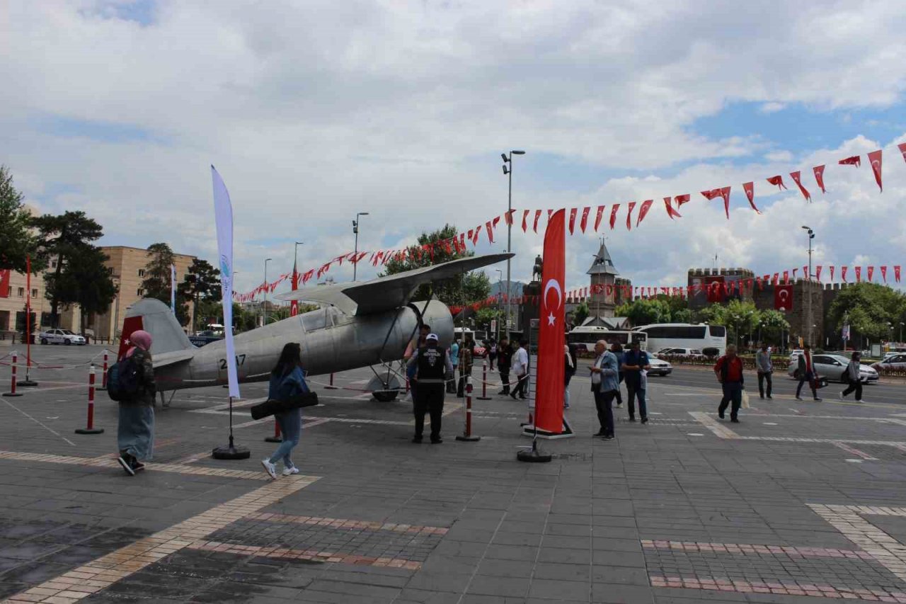 Kayseri Tayyare Fabrikası’nda üretilen ilk P-24A uçağına vatandaşlardan yoğun ilgi