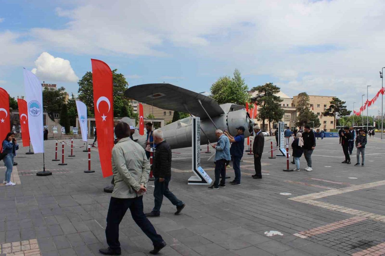 Kayseri Tayyare Fabrikası’nda üretilen ilk P-24A uçağına vatandaşlardan yoğun ilgi