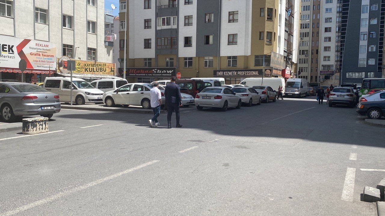 Dikkatsiz sürücü geri geri giderken yaşlı kadına çarptı