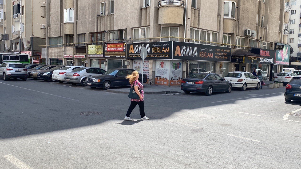 Dikkatsiz sürücü geri geri giderken yaşlı kadına çarptı