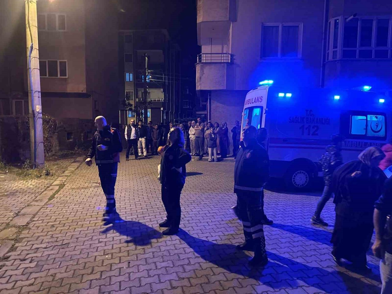 Çatıya çıkan vatandaşı ekipler ikna etti