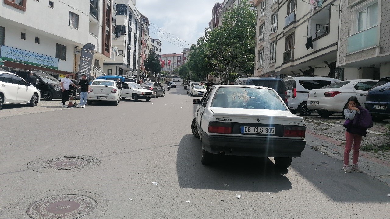 Aniden yola çıkan 8 yaşındaki çocuğa otomobil çarptı