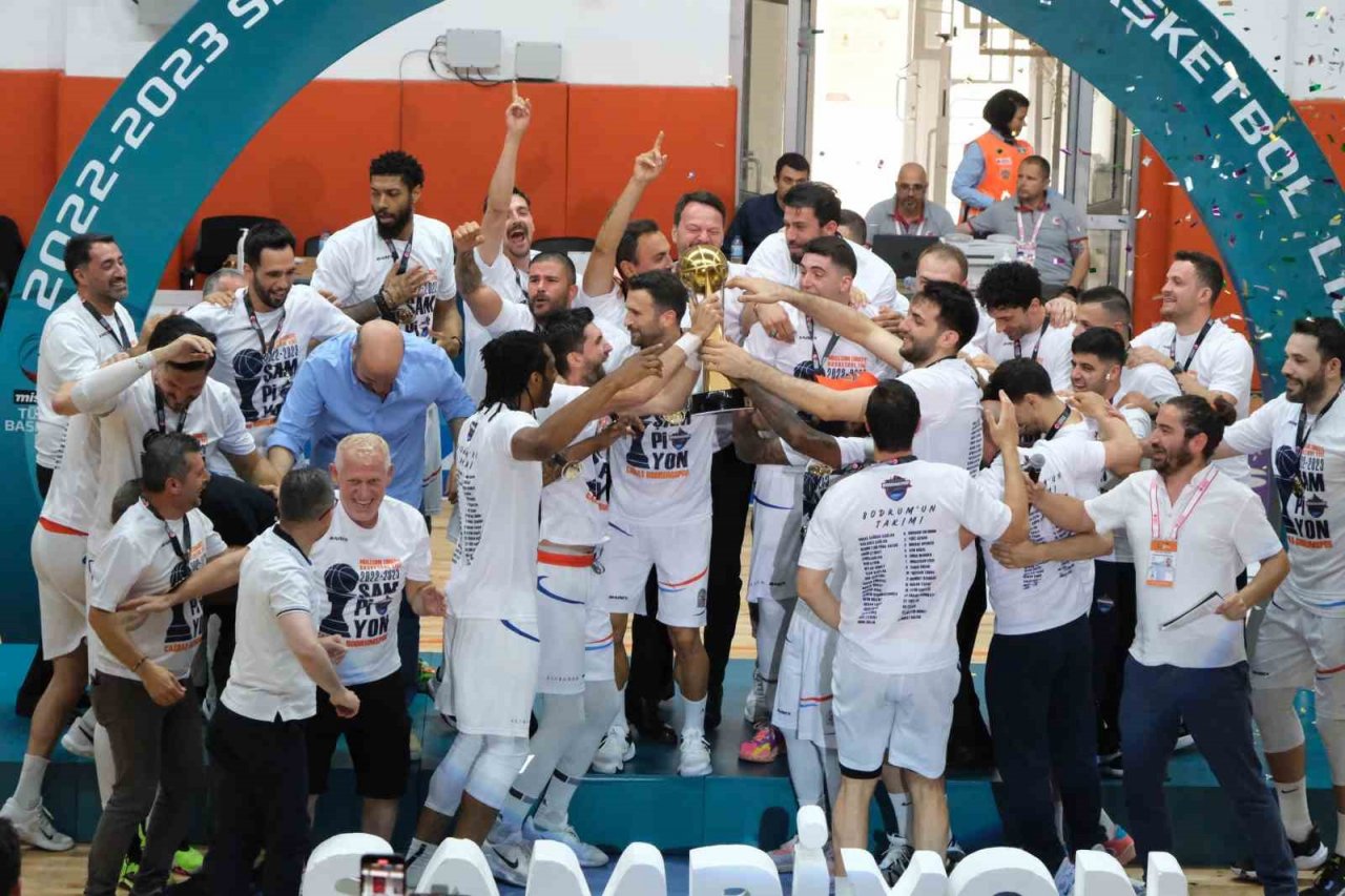 Şampiyonluk kupasını kaldırdılar