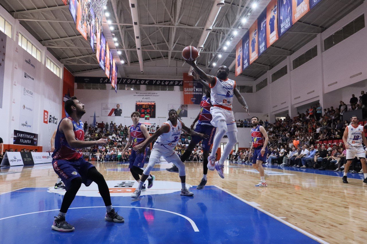 Şampiyonluk kupasını kaldırdılar