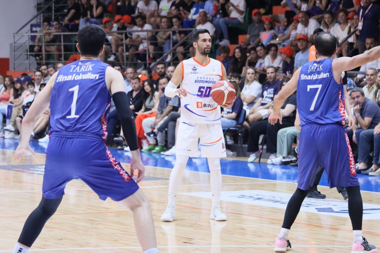 Şampiyonluk kupasını kaldırdılar