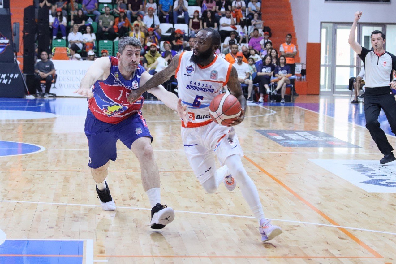 Şampiyonluk kupasını kaldırdılar