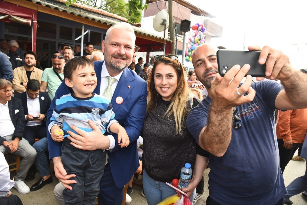 Doğum gününde sahne alan Sinan Akçıl’a sahnede sürpriz