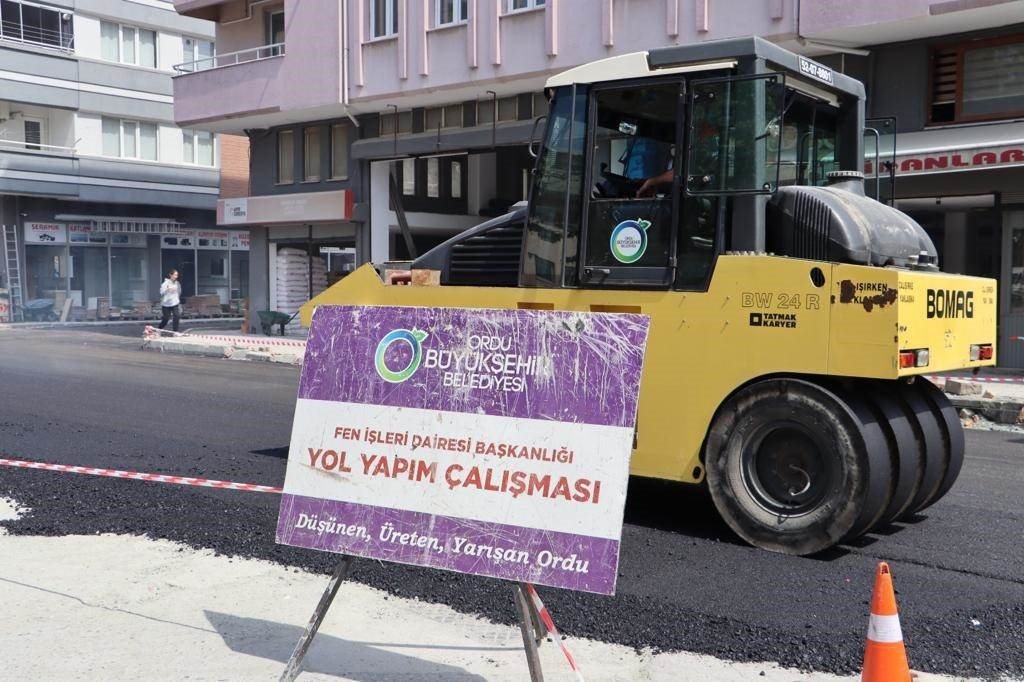 Ordu Büyükşehir’den Ünye’ye sıcak asfalt