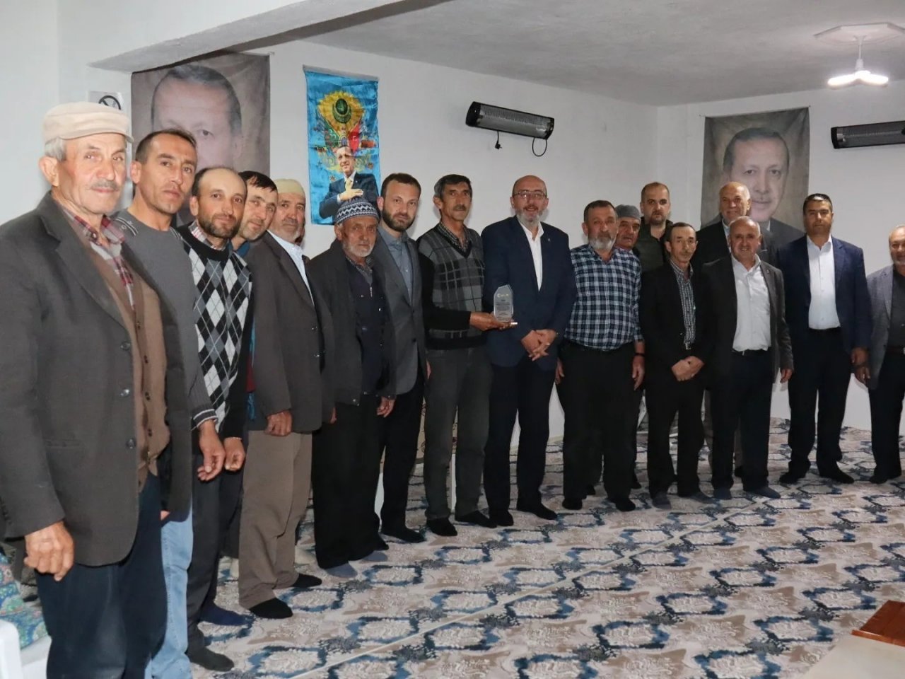 Seçimlerde yüzde 90 ve üzeri oy çıkaran Aslanapa ilçesi köylerine plaket