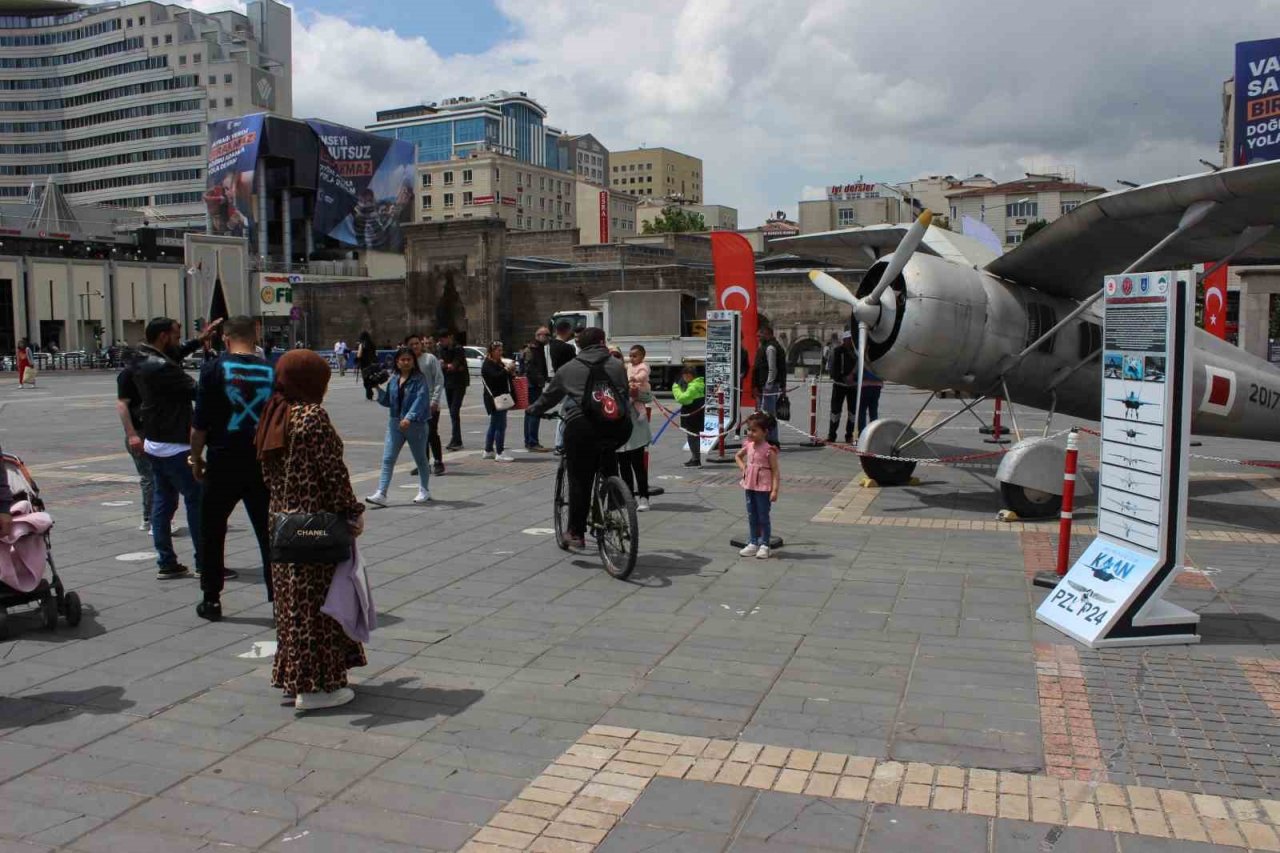 Kayseri Tayyare Fabrikası’nda üretilen ilk P-24A uçağına vatandaşlardan yoğun ilgi