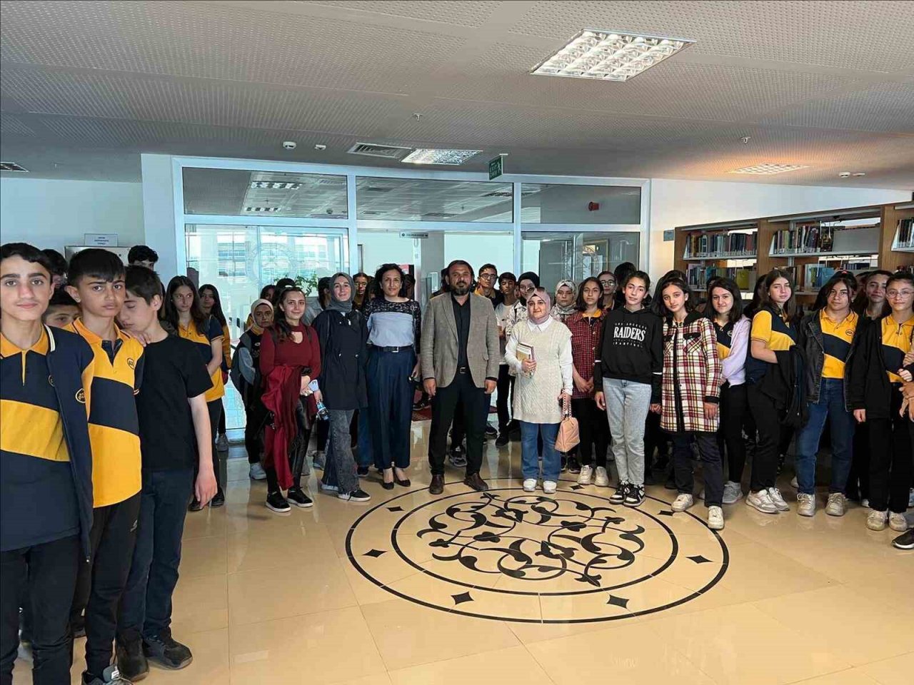 Lise öğrencileri, Şırnak Üniversitesi Kütüphanesini gezdi