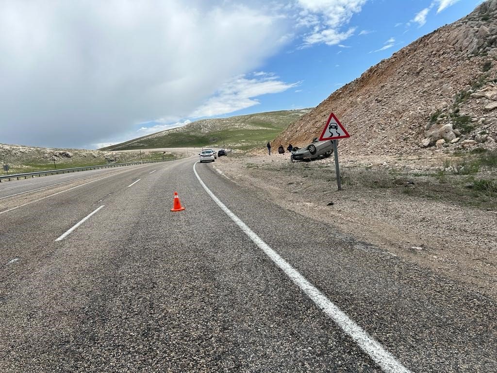 Yoldan çıkıp ters döndü: 5 yaralı