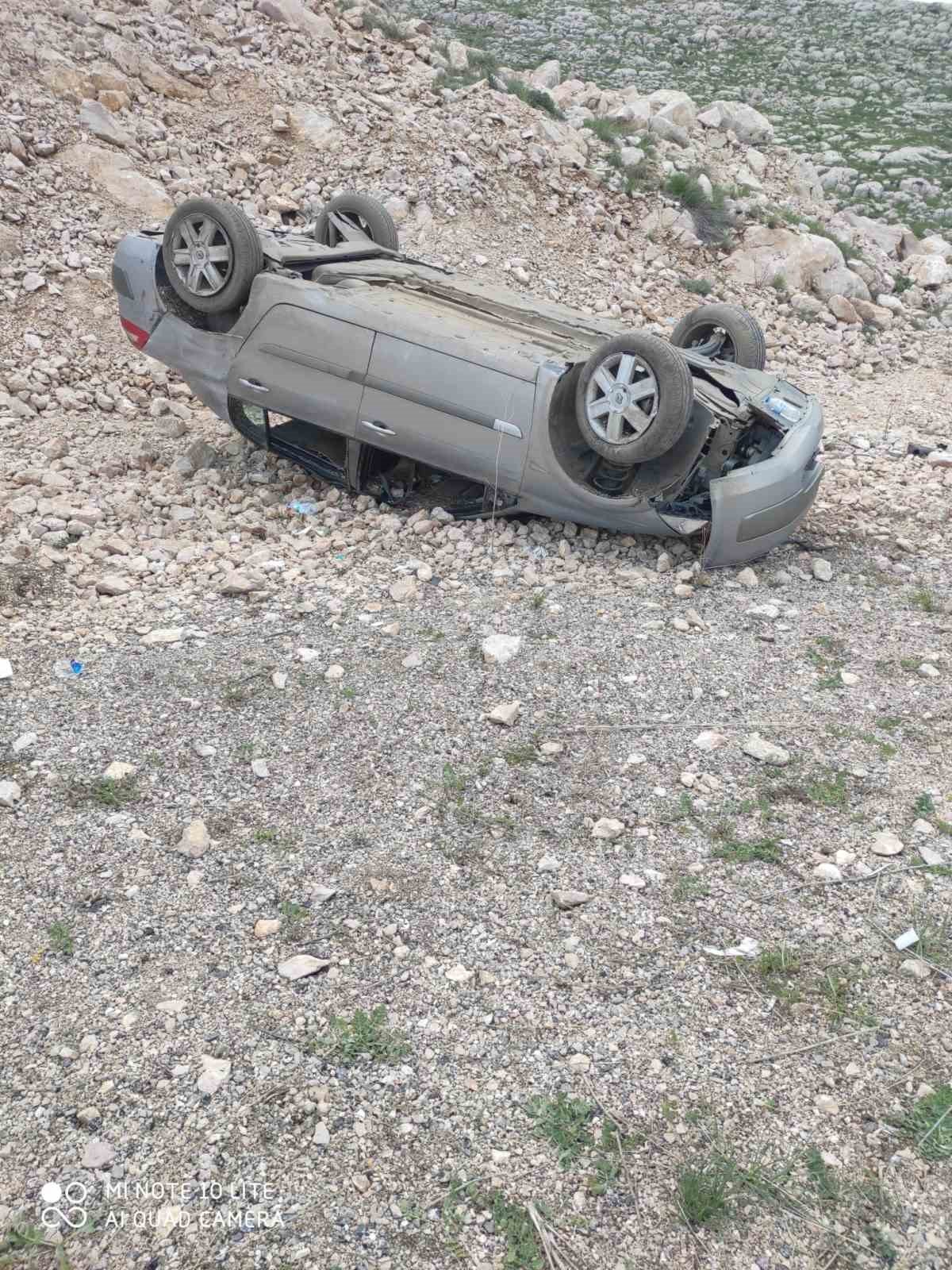 Yoldan çıkıp ters döndü: 5 yaralı