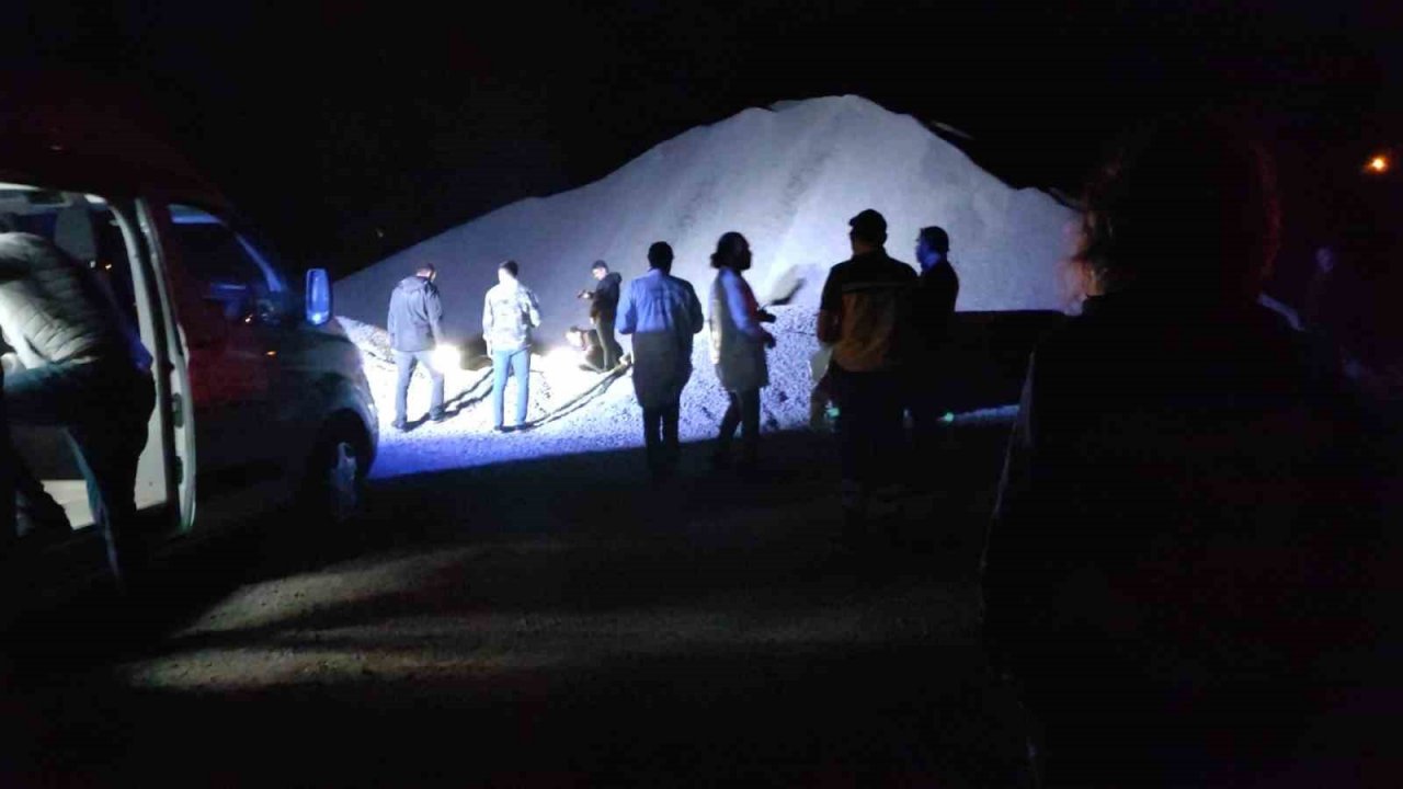 Tonlarca mıcırın altında kalarak can verdi