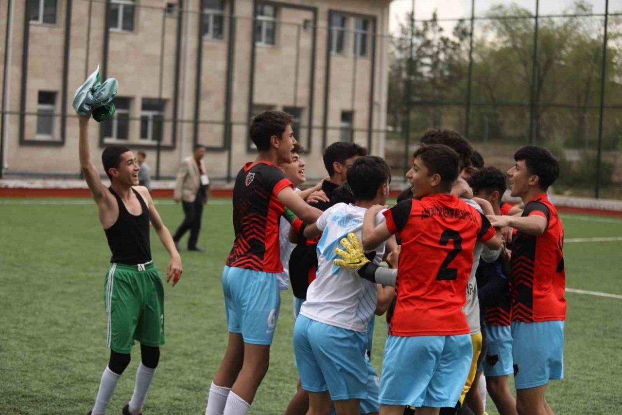 Van Büyükşehir Belediyespor U-16 Takımı Türkiye şampiyonasında son dörde kaldı