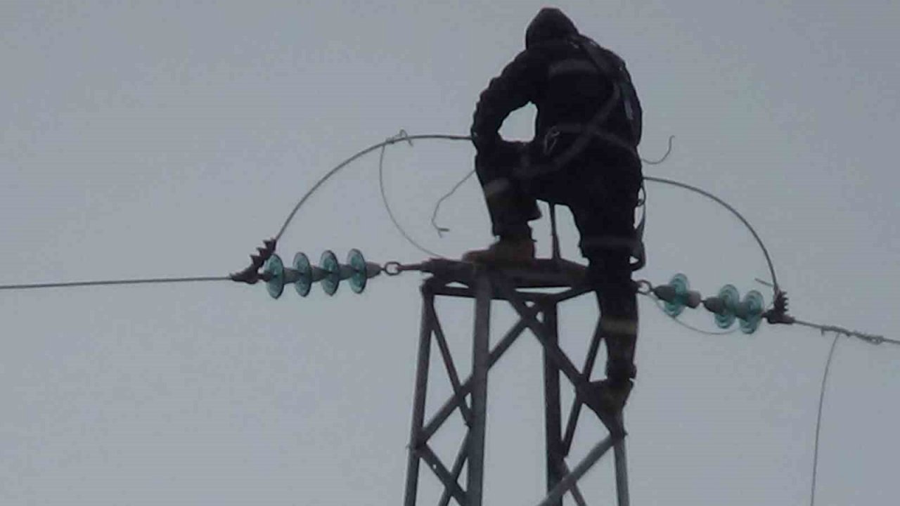 Elektrik firması çalışanlarının 25 metrede zorlu onarım çalışması