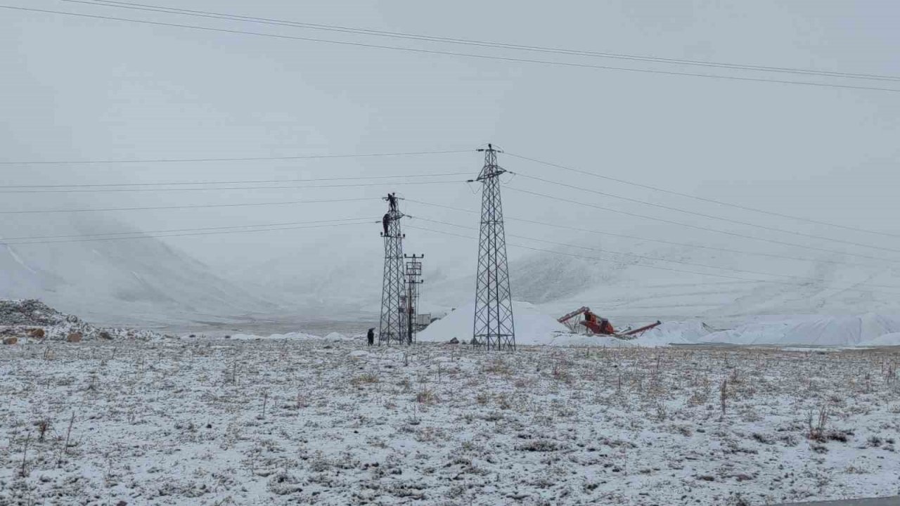 Elektrik firması çalışanlarının 25 metrede zorlu onarım çalışması