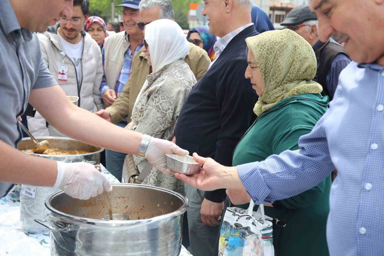 Kent meydanında dağıtılan coğrafi işaretli ekşili pilav damakları tatlandırdı