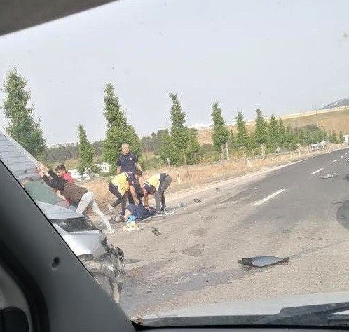 Otomobil ile hafif ticari araç çarpıştı: 8 yaralı