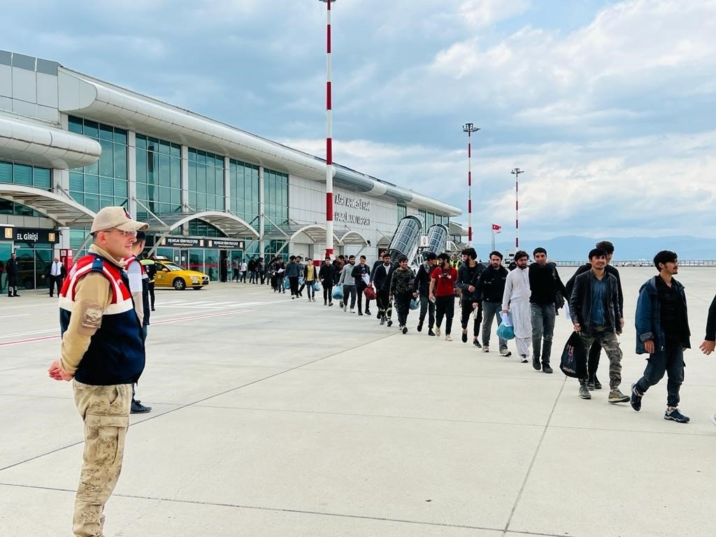 Ağrı’da 136 Afgan göçmen ülkelerine gönderildi