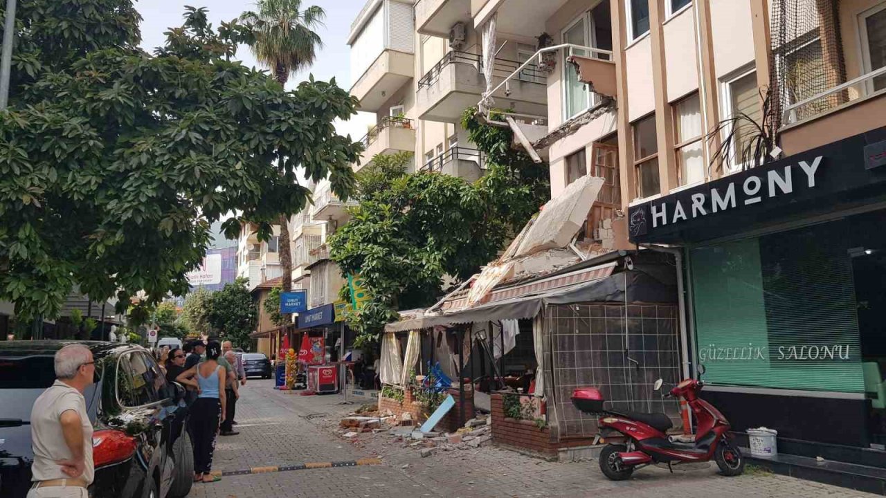 Kafeteryanın üzerinde bulunan binanın balkonu çöktü