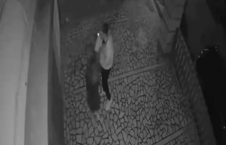 Tartıştığı genç kızı önce tokatladı, sonra saçından tutarak ittirdi