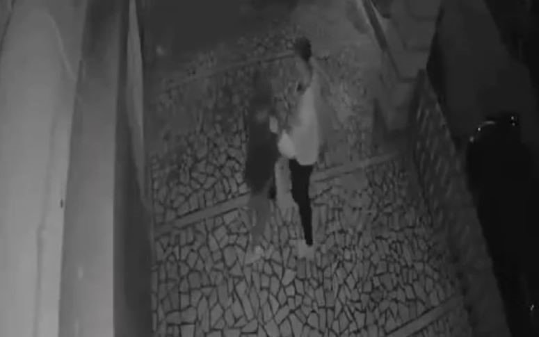 Tartıştığı genç kızı önce tokatladı, sonra saçından tutarak ittirdi