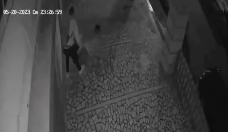 Tartıştığı genç kızı önce tokatladı, sonra saçından tutarak ittirdi