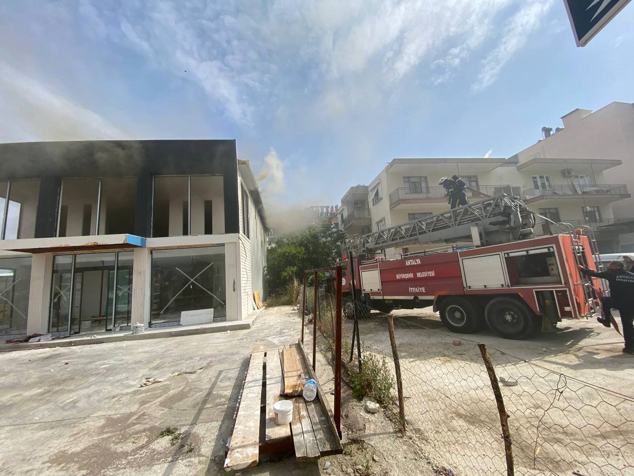 İnşaat halindeki emlak ofisinden çıkan yangın ekipleri alarma geçirdi