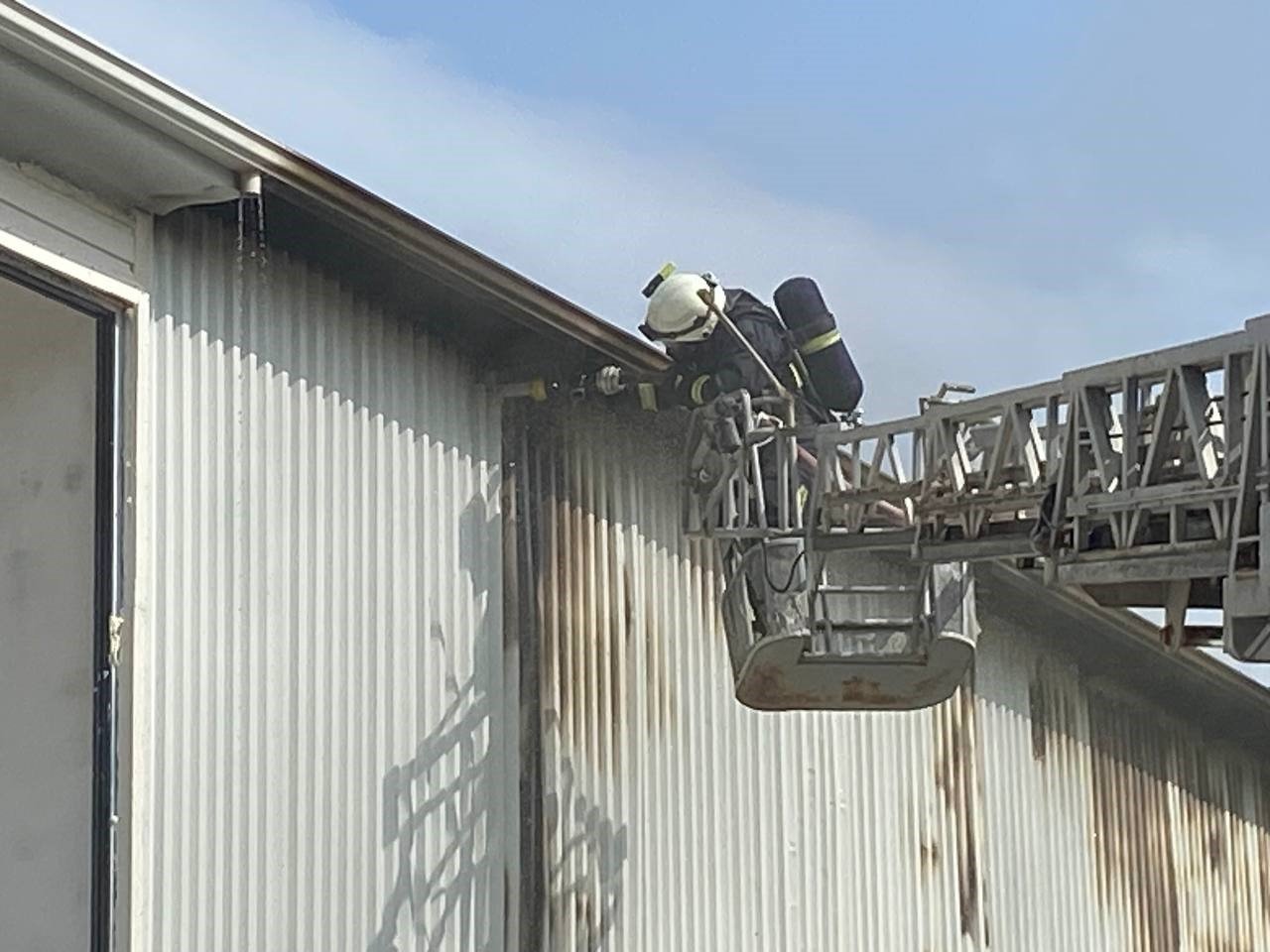 İnşaat halindeki emlak ofisinden çıkan yangın ekipleri alarma geçirdi