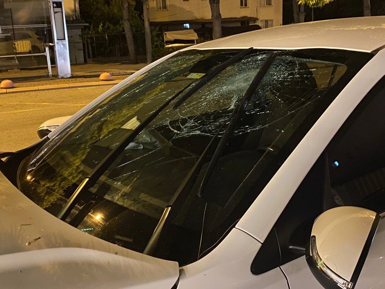 Kontrolden çıkan otomobil yol kenarındaki ağaca çarparak durabildi