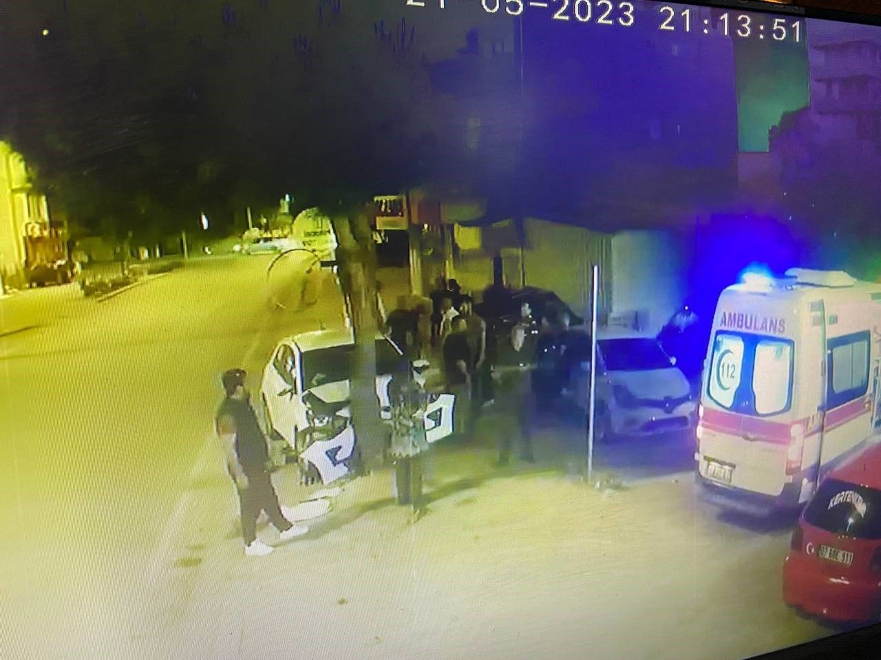 Kontrolden çıkan otomobil yol kenarındaki ağaca çarparak durabildi