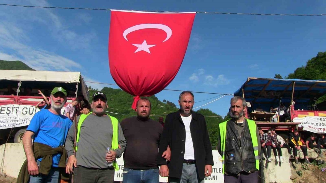 Artvin’de geleneksel düzenlenen boğa güreşleri nefes kesti