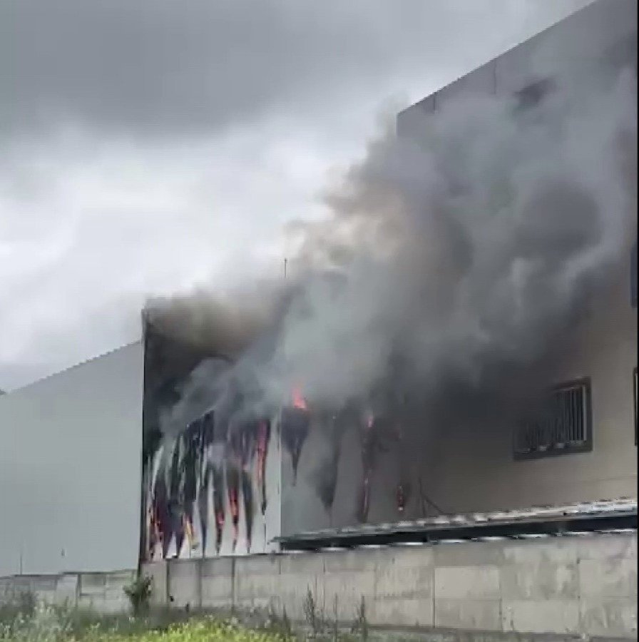 Ataşehir’de mobilya imalathanesinde yangın; 1 yaralı