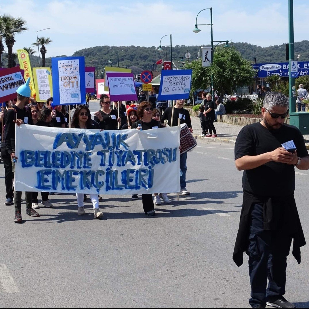 Ayvalık Belediye Tiyatrosu ödüle doymuyor