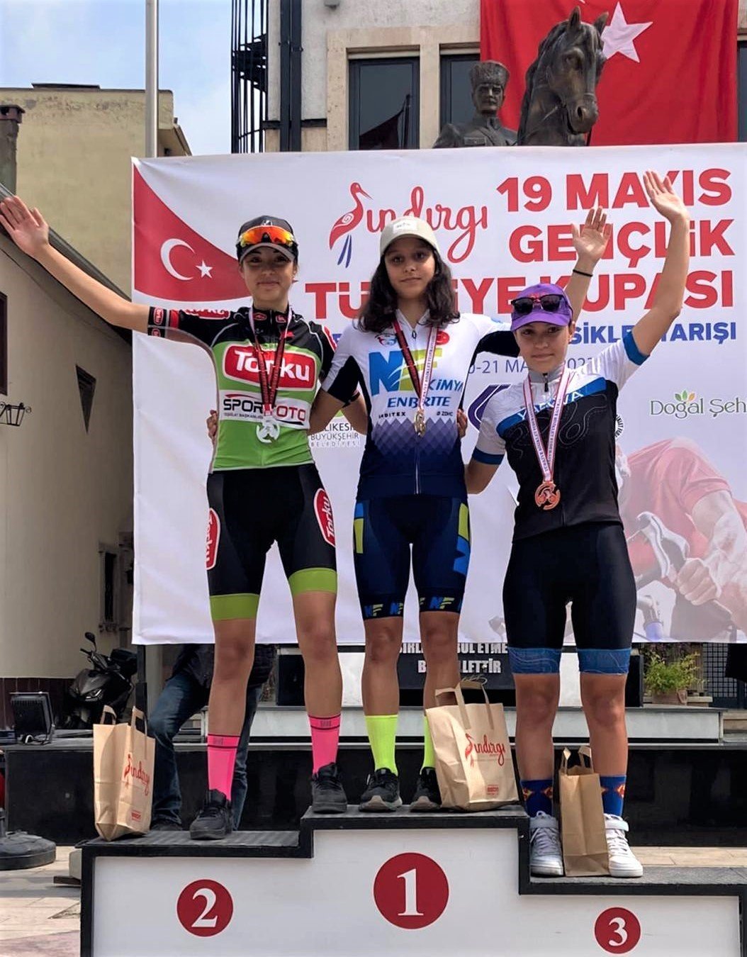 Torku Şeker Sporlu kız bisiklet takımı şampiyon oldu