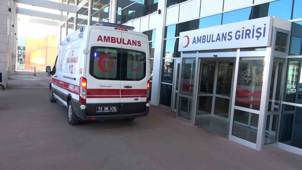 Batman’da inşaat malzemesi yüklü kamyon devrildi: 4 yaralı