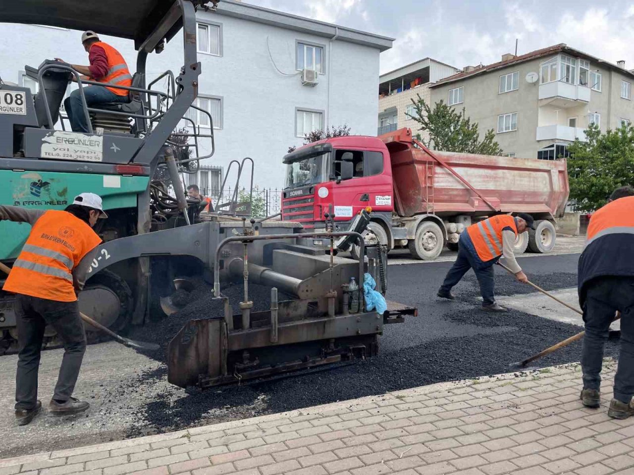 Bursa İnegöl’de 5 caddeye 6 bin 900 metre asfalt yapıldı