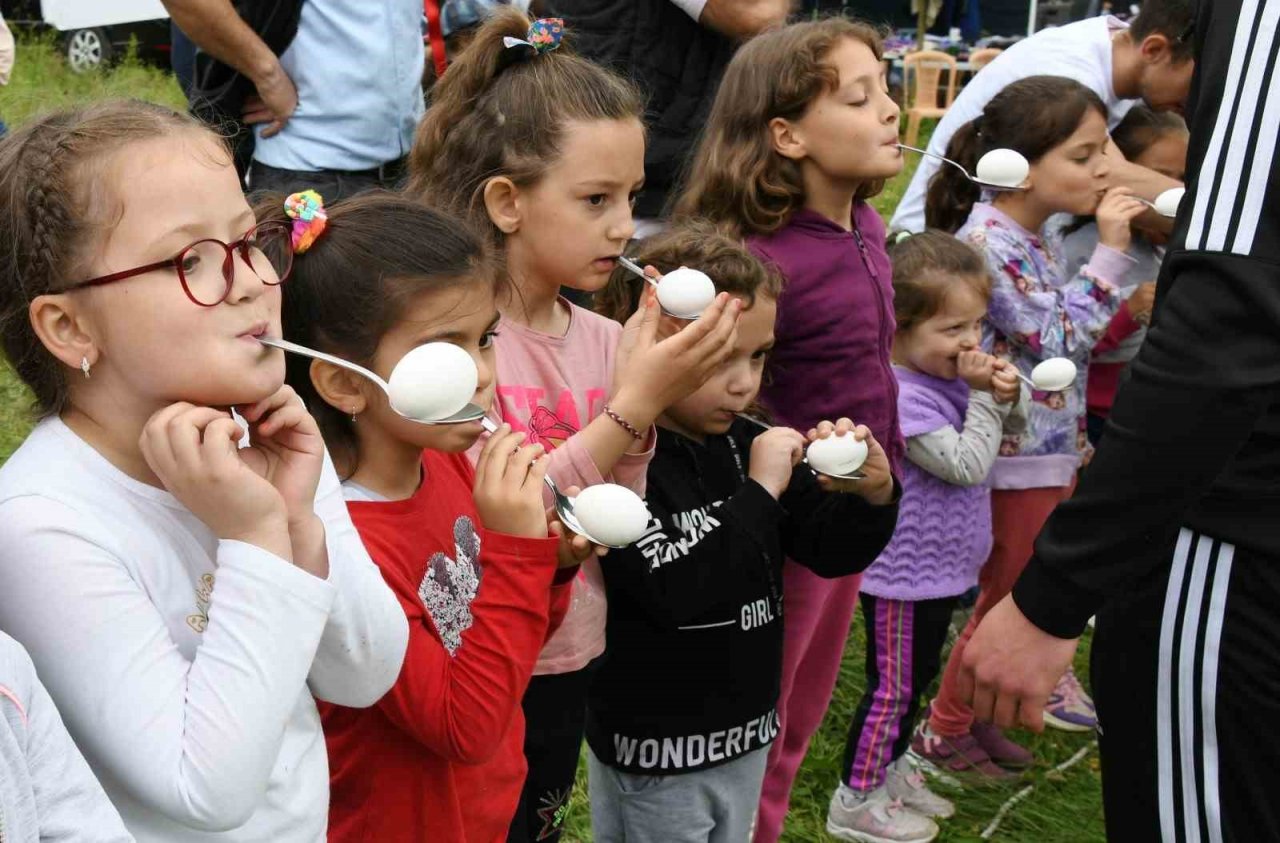 Lapseki’de geleneksel kır pikniği renkli görüntülere sahne oldu