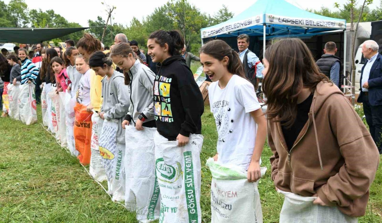 Lapseki’de geleneksel kır pikniği renkli görüntülere sahne oldu