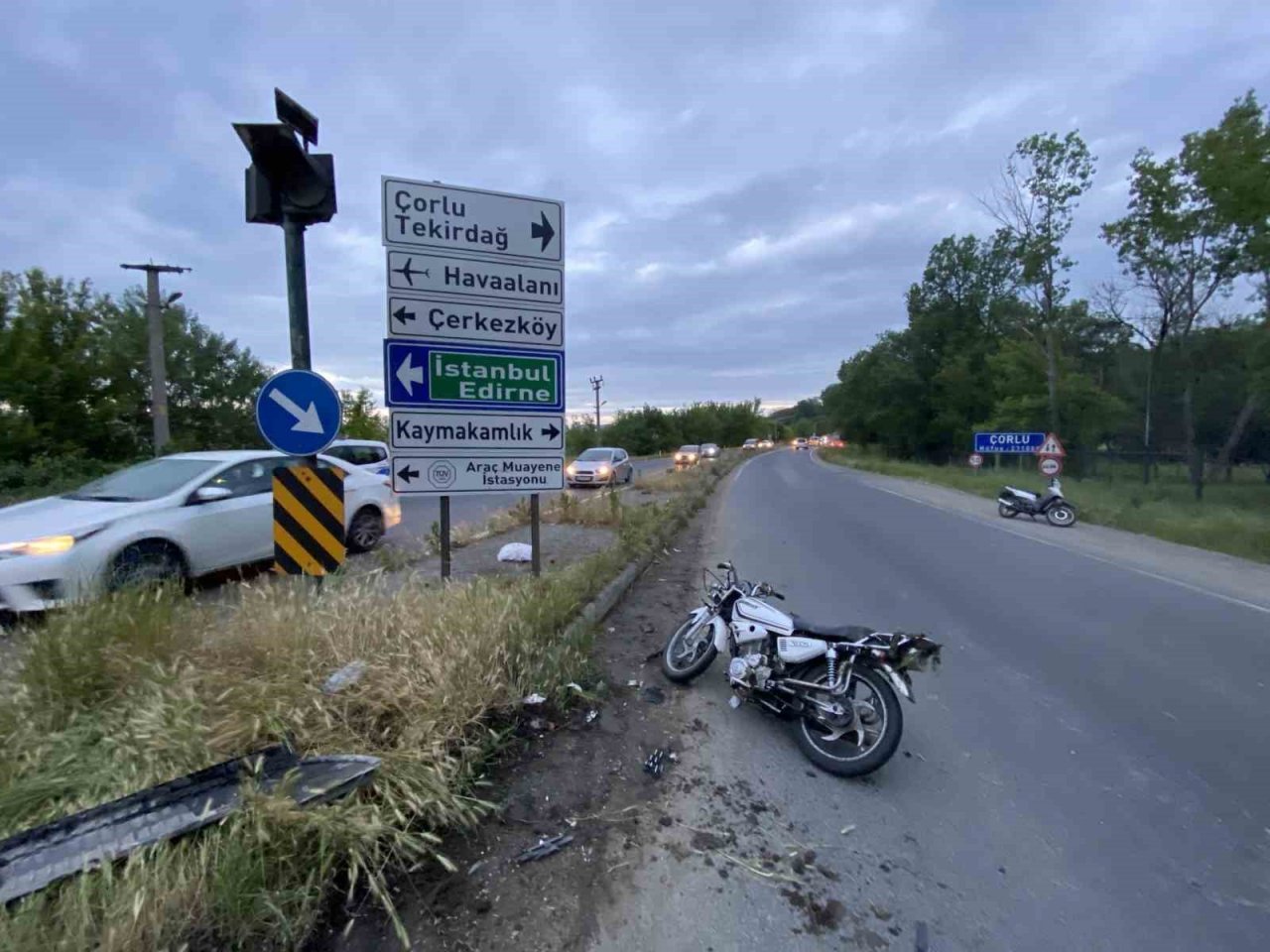 Otomobille çarpışan motosikletteki 2 kişi yaralandı