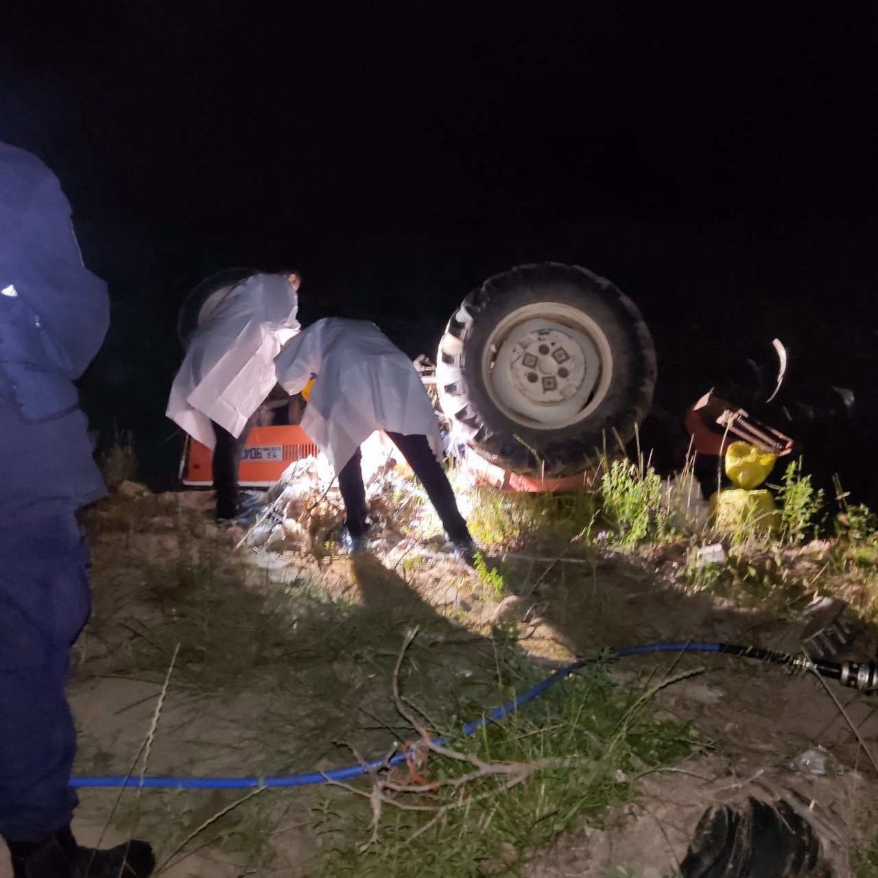 Devrilen traktörün altında kalan sürücü hayatını kaybetti